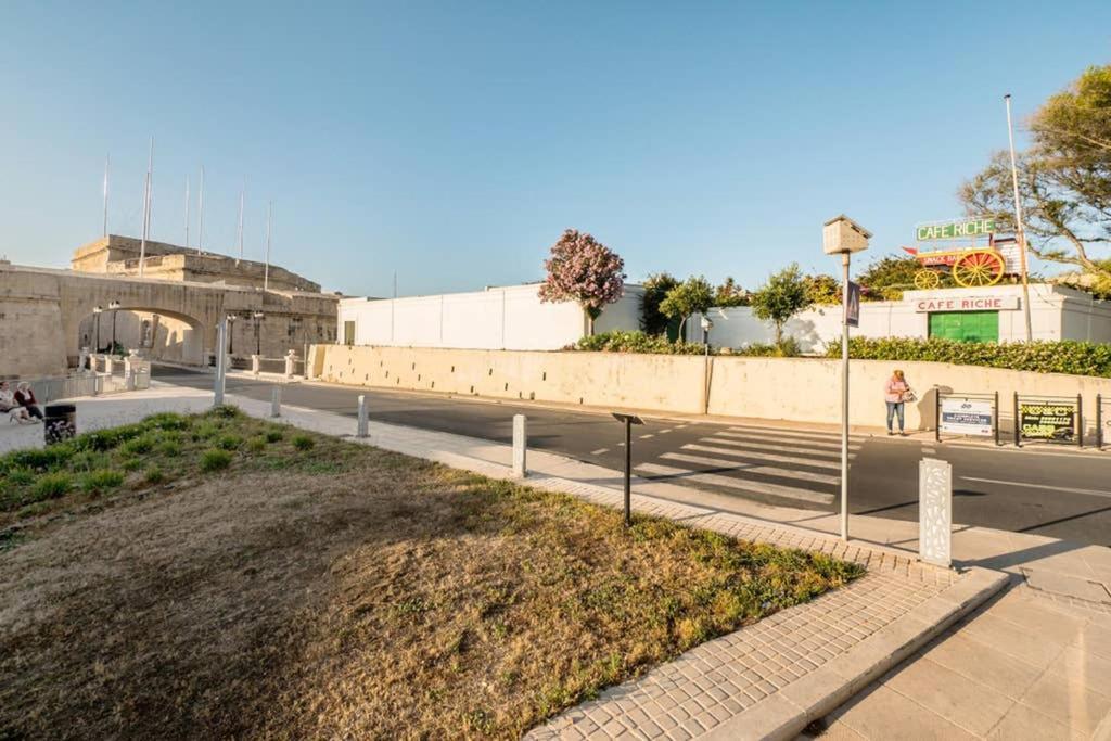 Vittoriosa' Seafront 2 Bed Highly Furnished Apartment Екстериор снимка